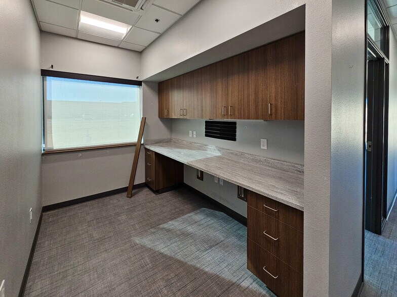 More Photos Of 6450 Central Park Blvd, Abilene Office For Sale