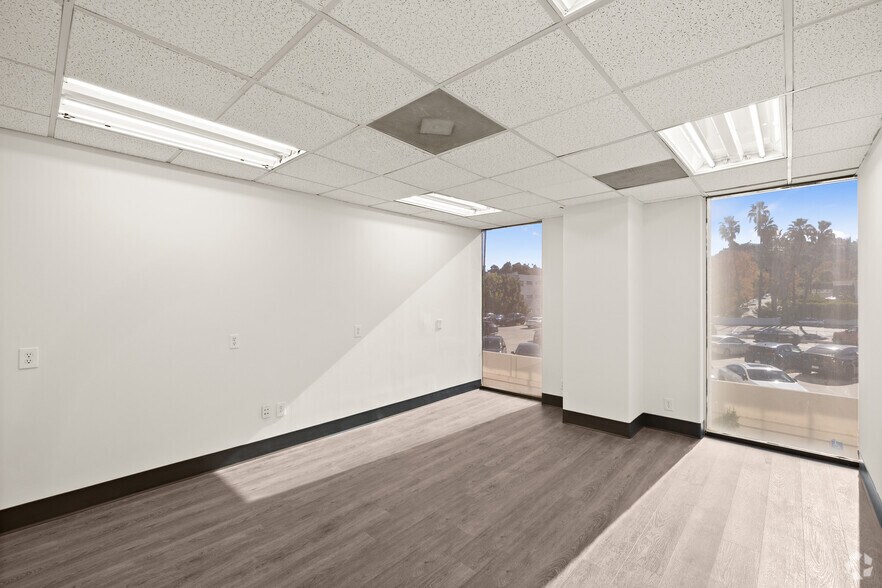 More Photos Of 15720 Ventura Blvd, Encino Medical For Sale