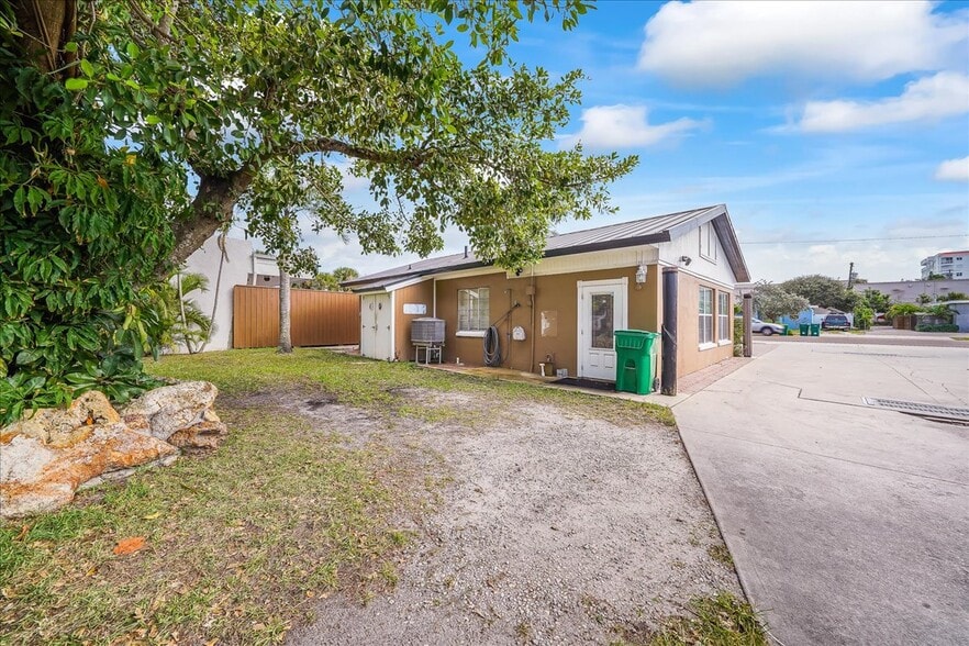 More Photos Of 342 N Orlando Ave, Cocoa Beach Light Manufacturing For Sale