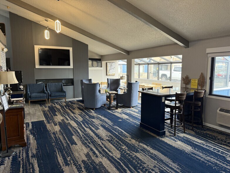 More Photos Of 11 E South Ave, Chippewa Falls Hotel For Sale