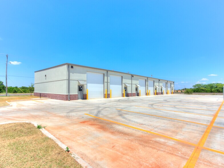 More Photos Of 1800 W Tecumseh Rd, Norman Warehouse For Lease