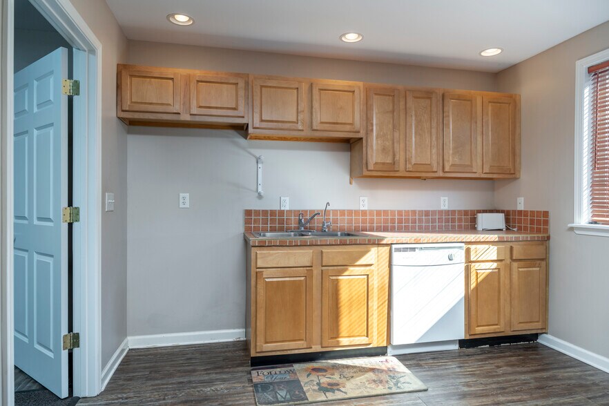 More Photos Of 210 N West St, Hillsboro Office For Sale