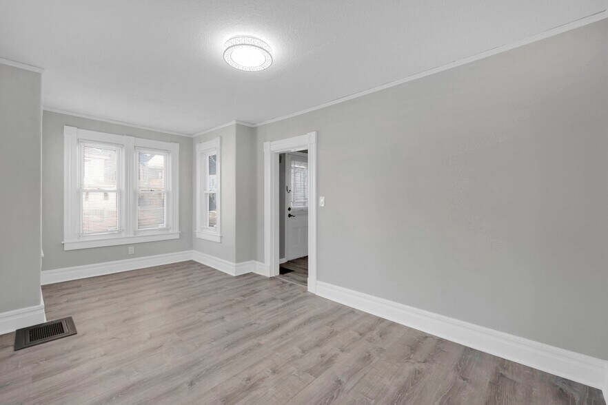 More Photos Of 142 Dickinson St, Springfield Flex For Sale