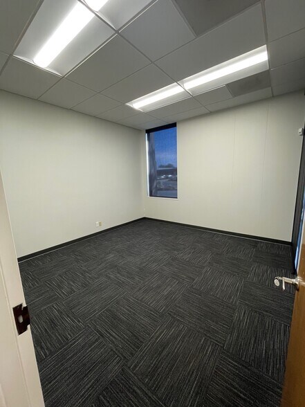More Photos Of 2650-2656 E Bayshore Rd, Palo Alto Light Manufacturing For Lease