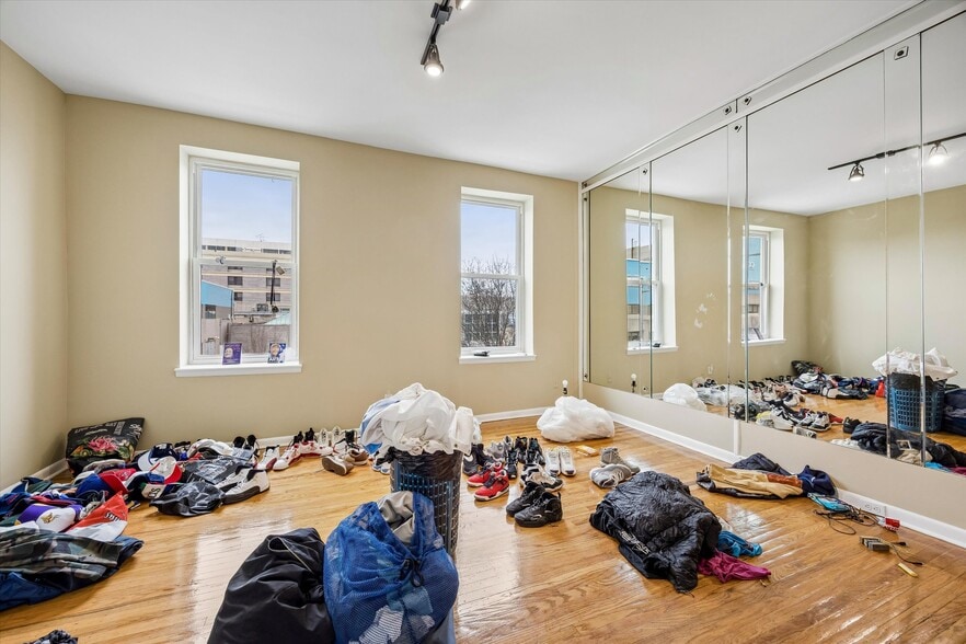 More Photos Of 1909 S Broad St, Philadelphia Office Residential For Sale