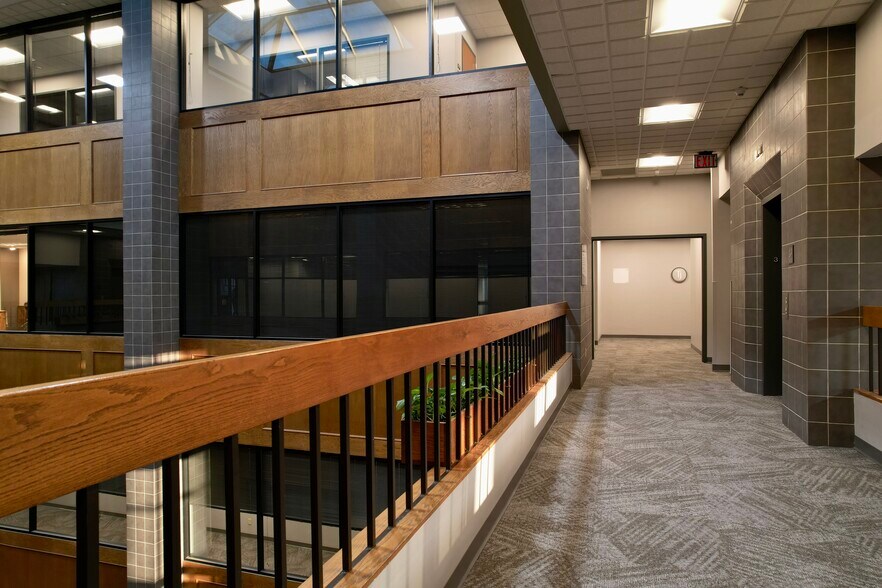 More Photos Of 1415 28th St, West Des Moines Office For Lease