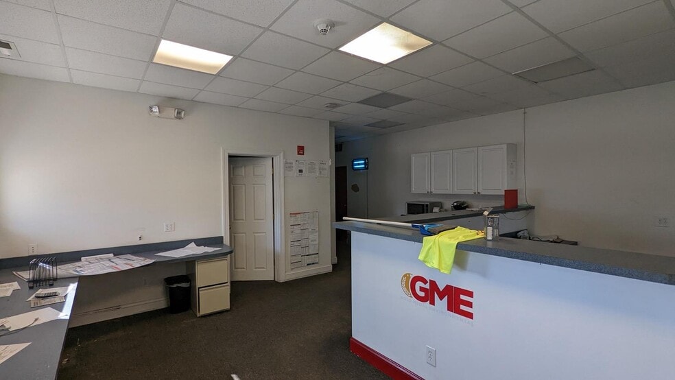 More Photos Of 426 Madison Ave, Woodbine Warehouse For Sale