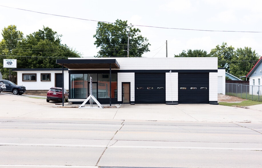 More Photos Of 1000 W Main St, Yukon Auto Repair For Sale
