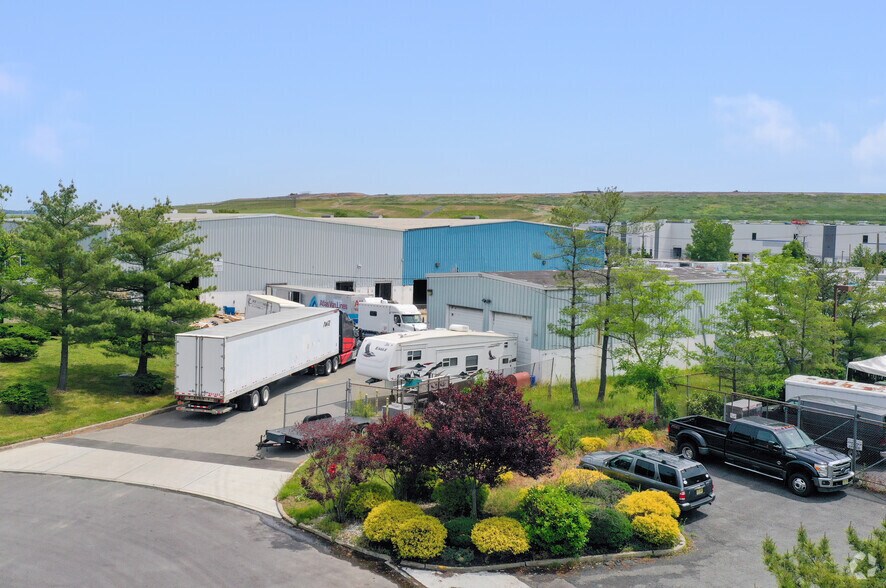 More Photos Of 24 Connerty Ct, East Brunswick Warehouse For Lease