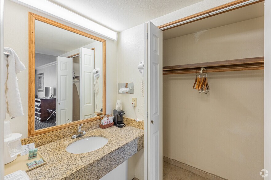 More Photos Of 1015 S Haynes Ave, Miles City Hotel For Sale