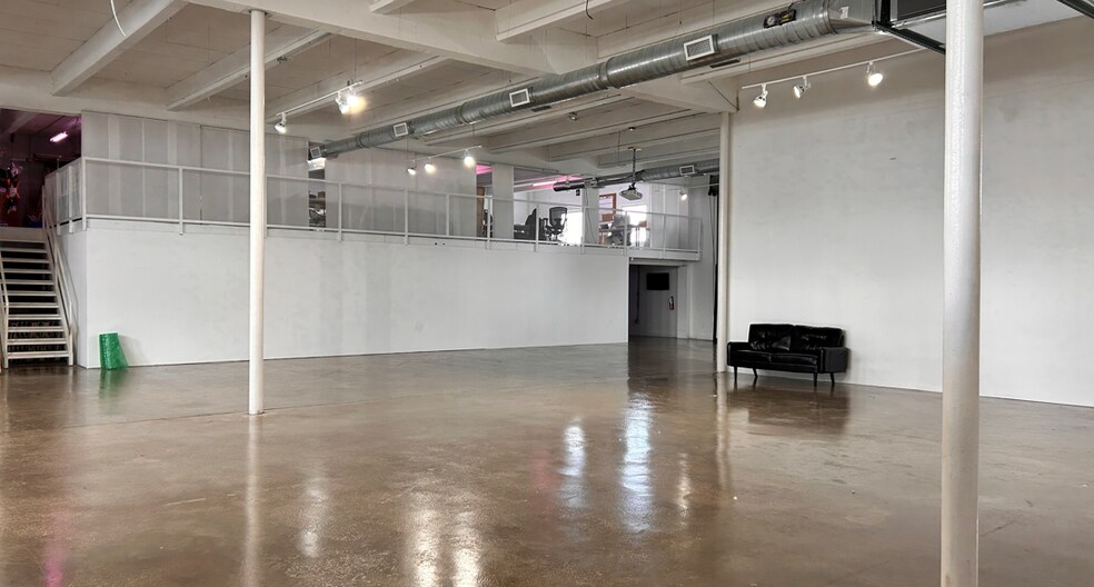 More Photos Of 297 NE 67th St, Miami Warehouse For Lease
