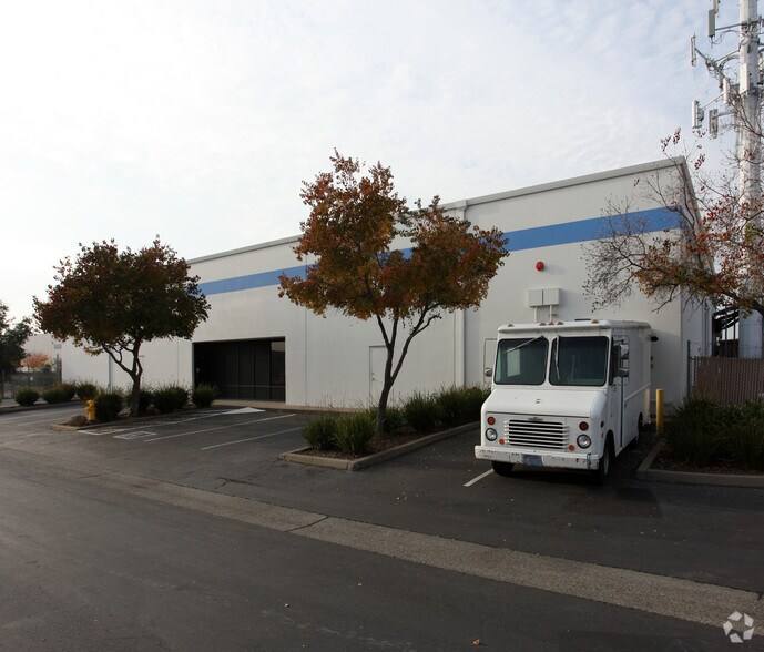 More Photos Of 7309 Roseville Rd, Sacramento Warehouse For Lease
