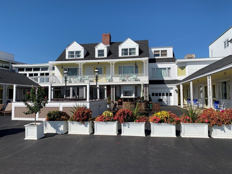 More Photos Of 75 Ocean Blvd, Hampton Hotel For Sale