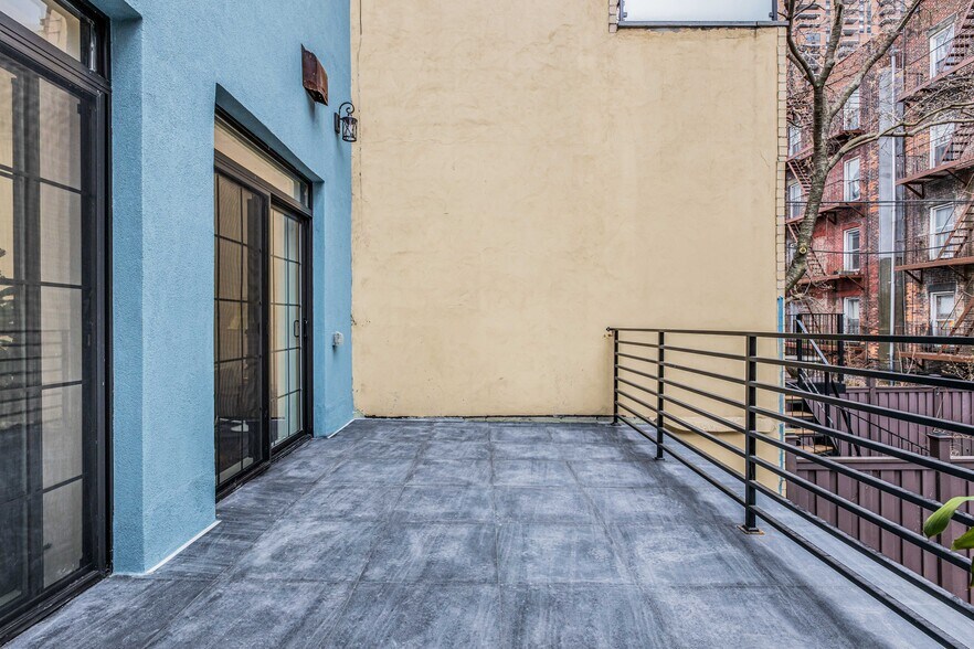 More Photos Of 450 W 44th St, New York Apartments For Sale