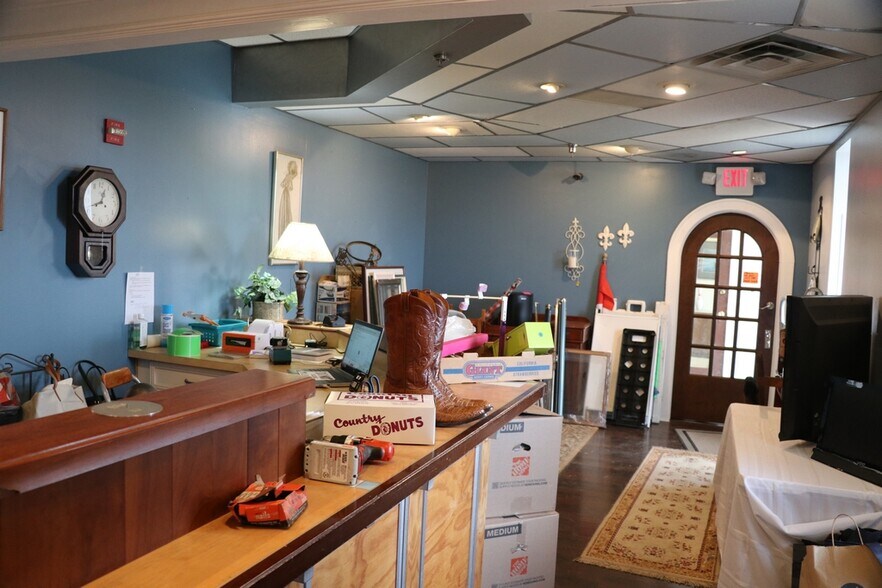 More Photos Of 6704 Pingree Rd, Crystal Lake Manufacturing For Lease