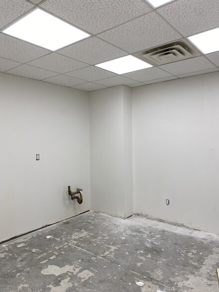 More Photos Of 371 Merrick Rd, Rockville Centre Office For Lease