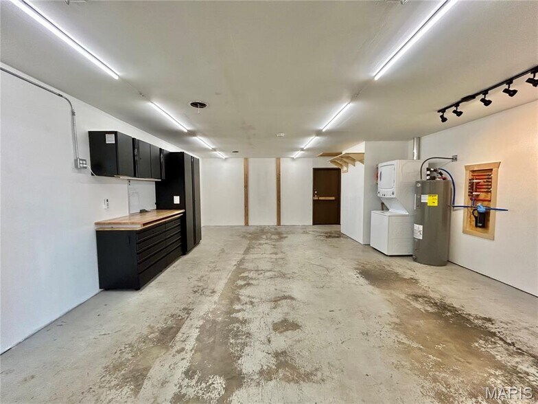 More Photos Of 306 E Franklin St, Salem Flex For Sale