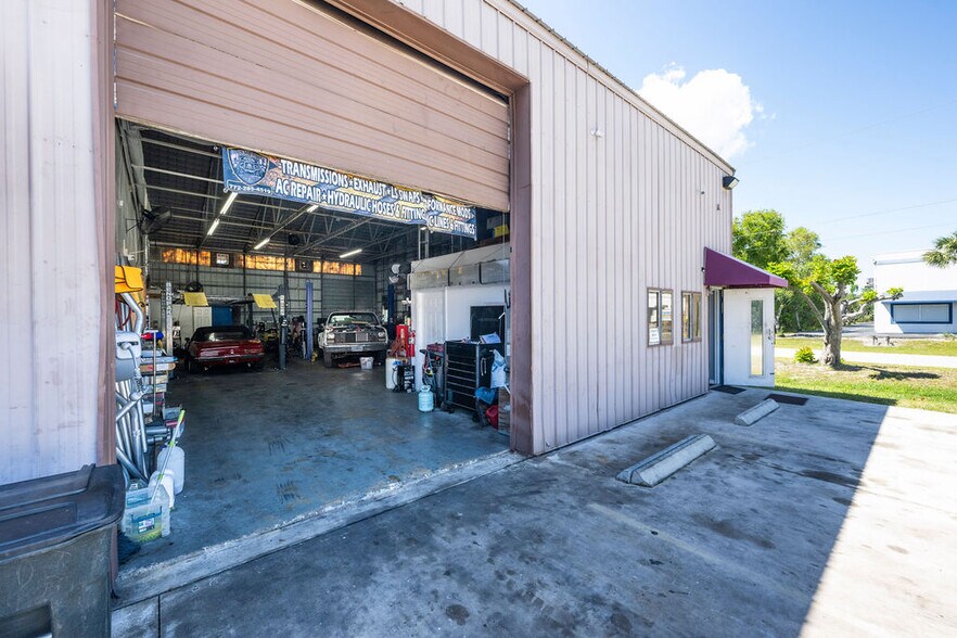 More Photos Of 1556-1578 SE South Niemeyer Cir, Port Saint Lucie Warehouse For Sale