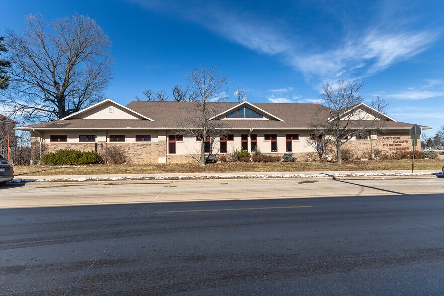 More Photos Of 1055 University Ave, Dubuque Office For Sale