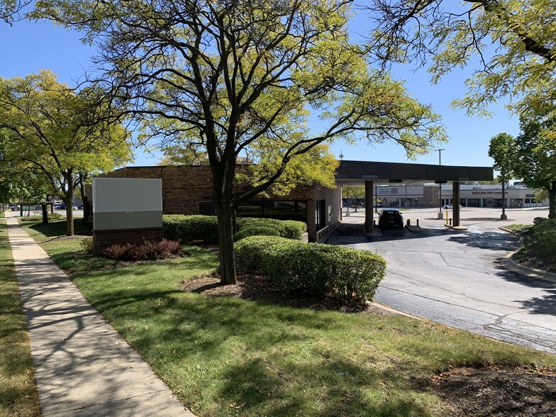 More Photos Of 1355 W Dundee Rd, Buffalo Grove Bank For Lease