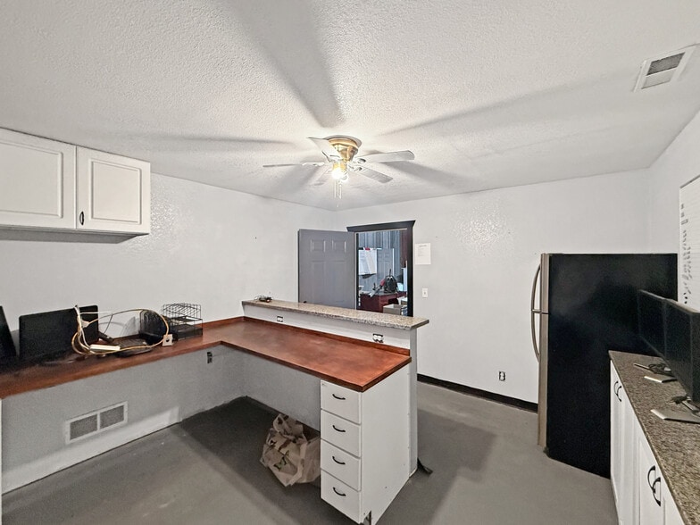 More Photos Of 10980 NE Hubbell Rd, Maxwell Industrial For Sale