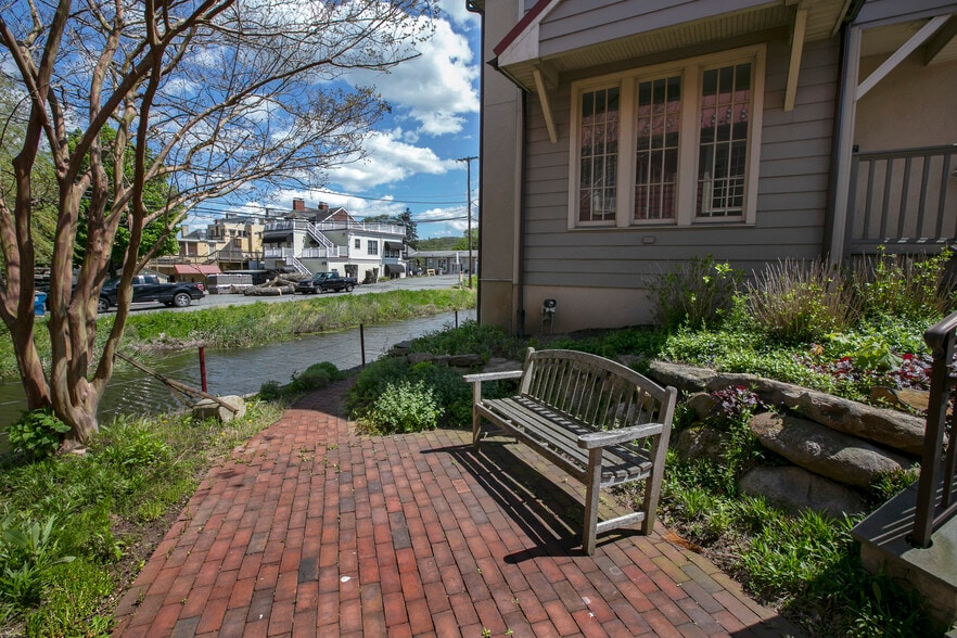 More Photos Of 30 W Bridge St, New Hope Freestanding For Lease