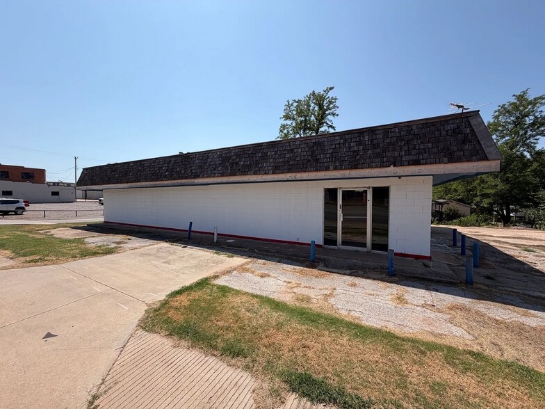 More Photos Of 204 W Veterans Memorial Hwy, Blanchard General Retail For Sale