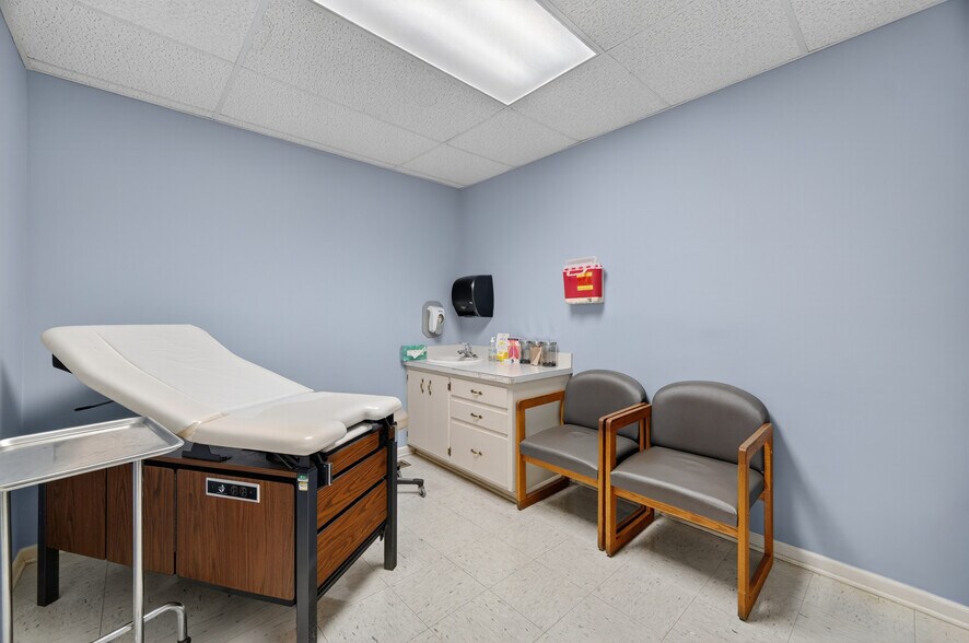 More Photos Of 207 Elk Ave S, Fayetteville Office For Sale