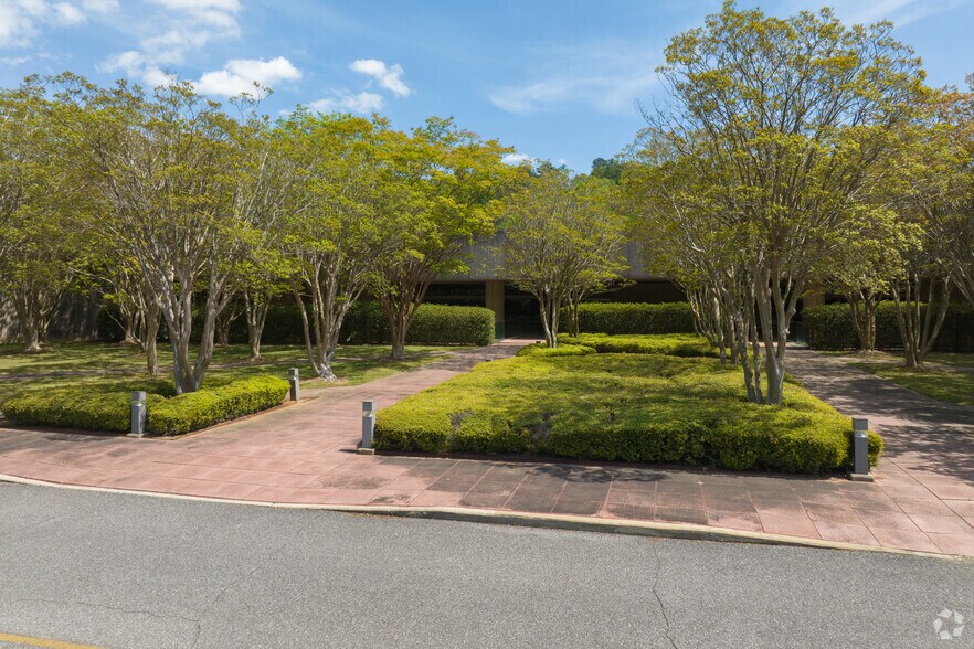 More Photos Of 3196 Highway 280 S, Birmingham Office For Sale
