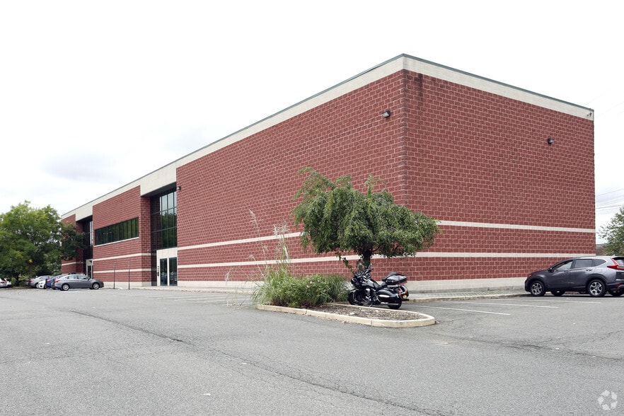 More Photos Of 901 Penhorn Ave, Secaucus Warehouse For Lease