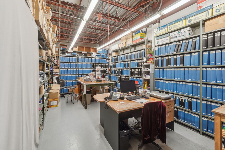 More Photos Of 1300 Rue De Louvain O, Montréal Light Manufacturing For Lease