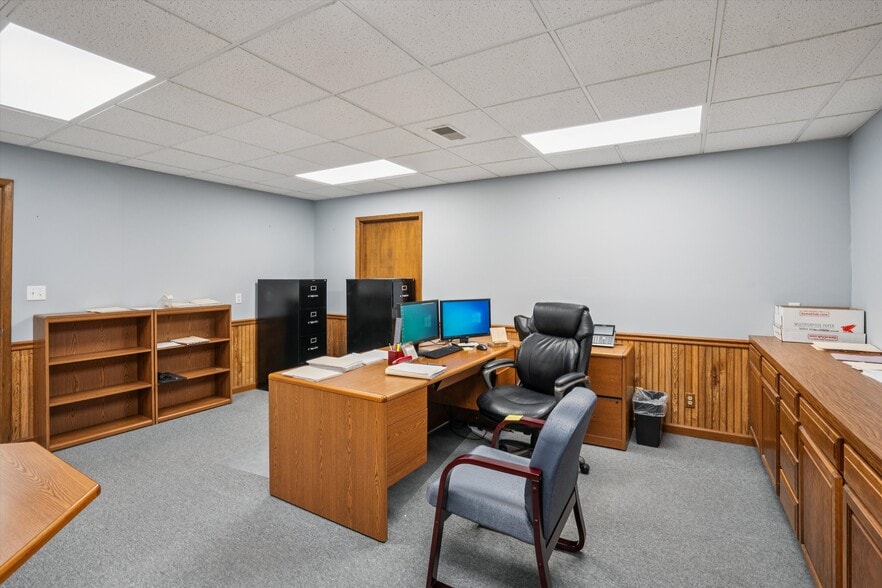 More Photos Of 2721 SW 30th St, Des Moines Office For Sale