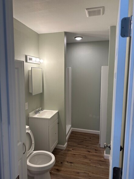 More Photos Of 2001 E 20th St, Hooks Apartments For Sale