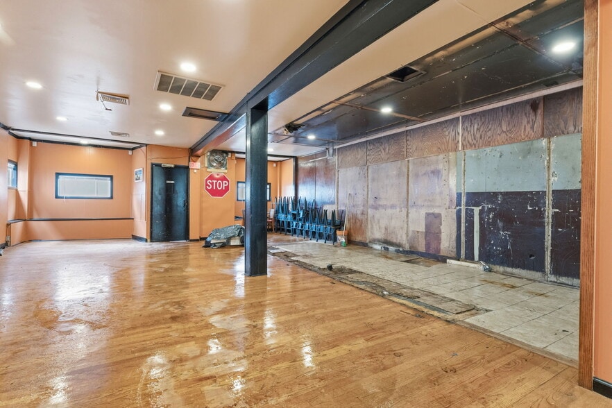 More Photos Of 73 Ferry St, Middletown Bar For Sale