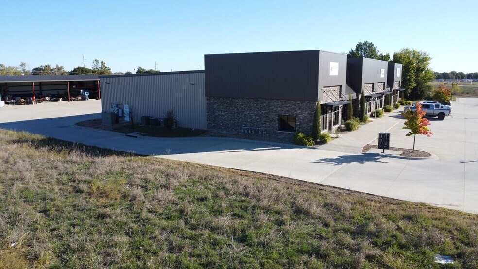 More Photos Of 912-922 E Warren St, Gardner Industrial For Lease