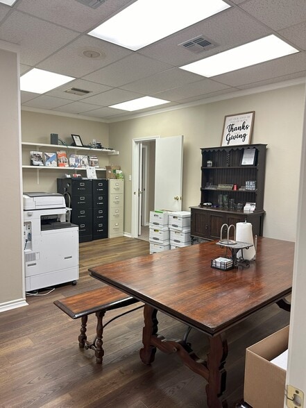 More Photos Of 901 N Mallard St, Palestine Medical For Sale