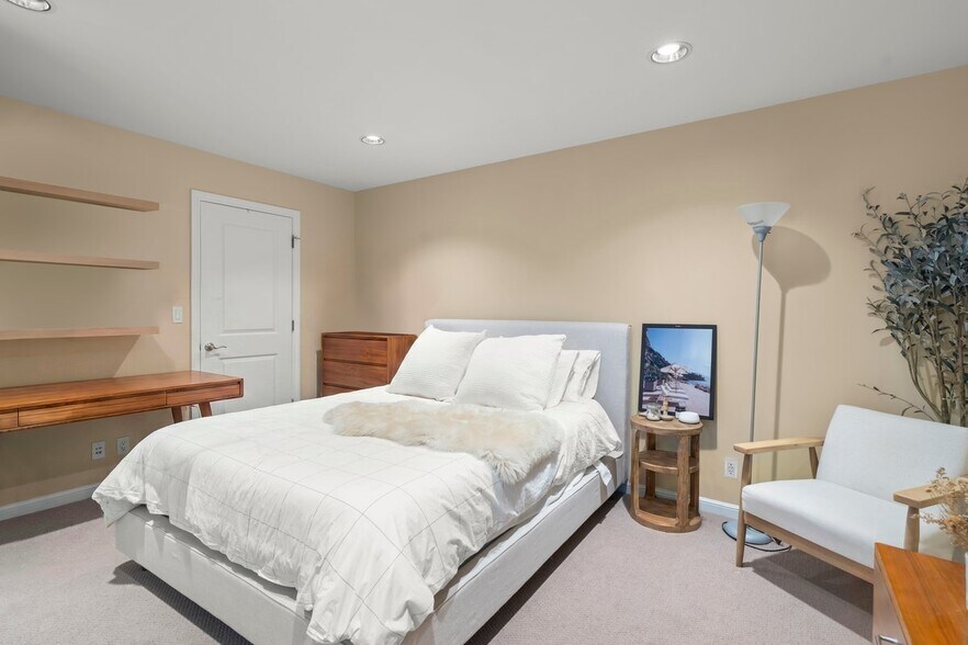 More Photos Of 808 Edgehill Dr, Burlingame General Retail For Sale