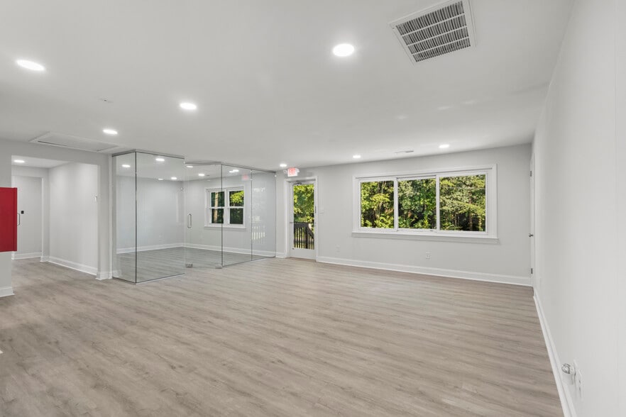 More Photos Of 679 Oakridge Farm Hwy, Mooresville Office For Sale