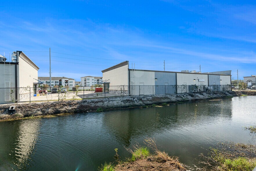 More Photos Of 9070 Progress Blvd, Riverview General Retail For Lease