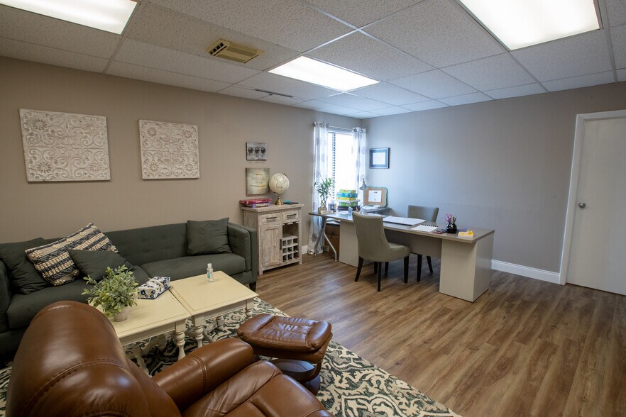 More Photos Of 865-909 E Wilmette Rd, Palatine Medical For Lease