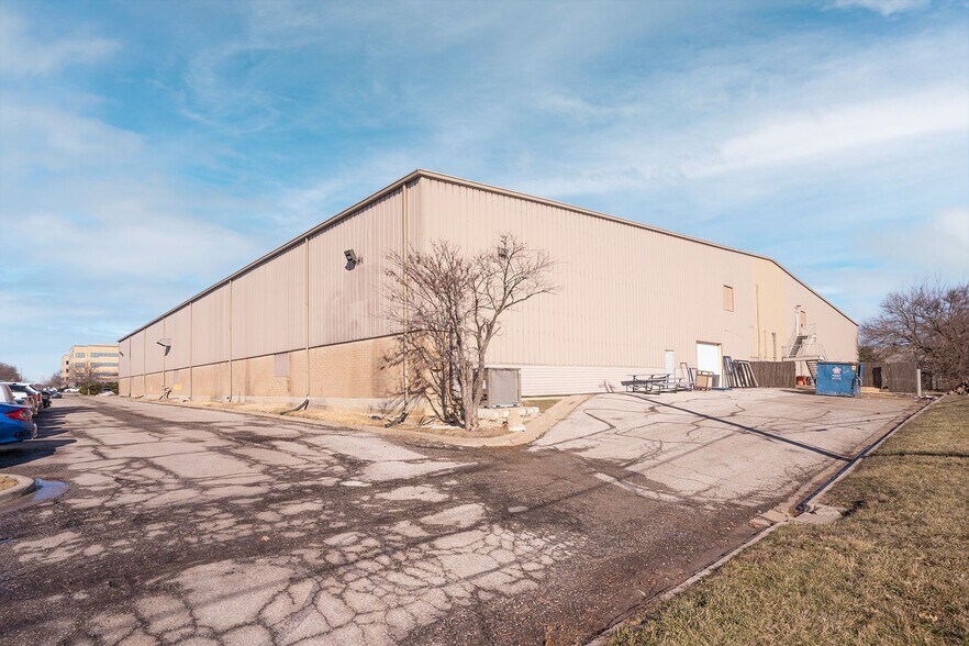 More Photos Of 8875 Rosehill Rd, Lenexa Health Club For Sale