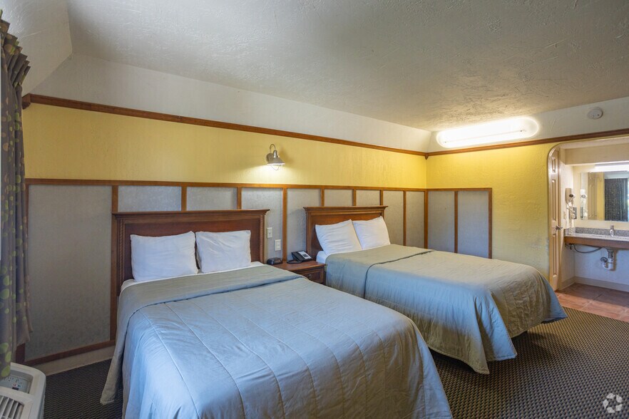 More Photos Of 220 N 2nd St, Canadian Hotel For Sale