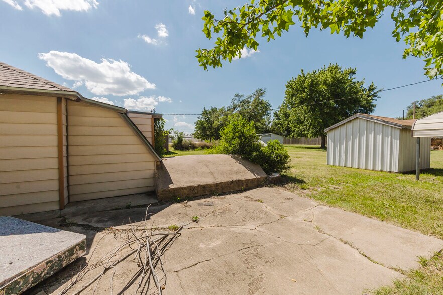 More Photos Of 1610 W 6th Ave, El Dorado General Retail For Sale
