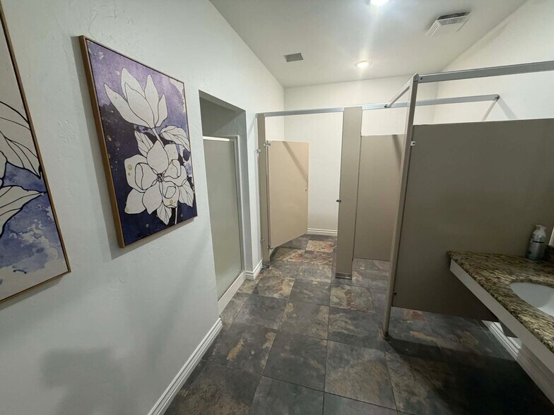 More Photos Of 817 Irish Ln, Edmond Office For Lease