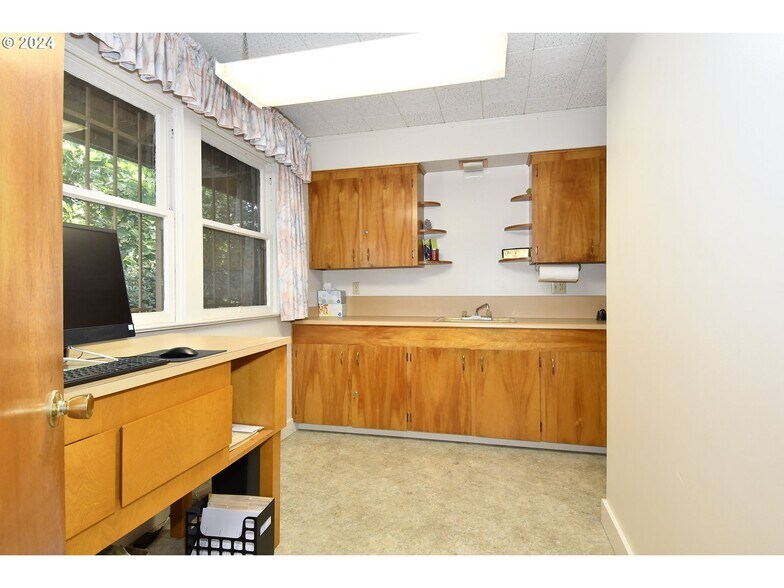 More Photos Of 4608 NE 102nd Ave, Portland Veterinarian Kennel For Sale