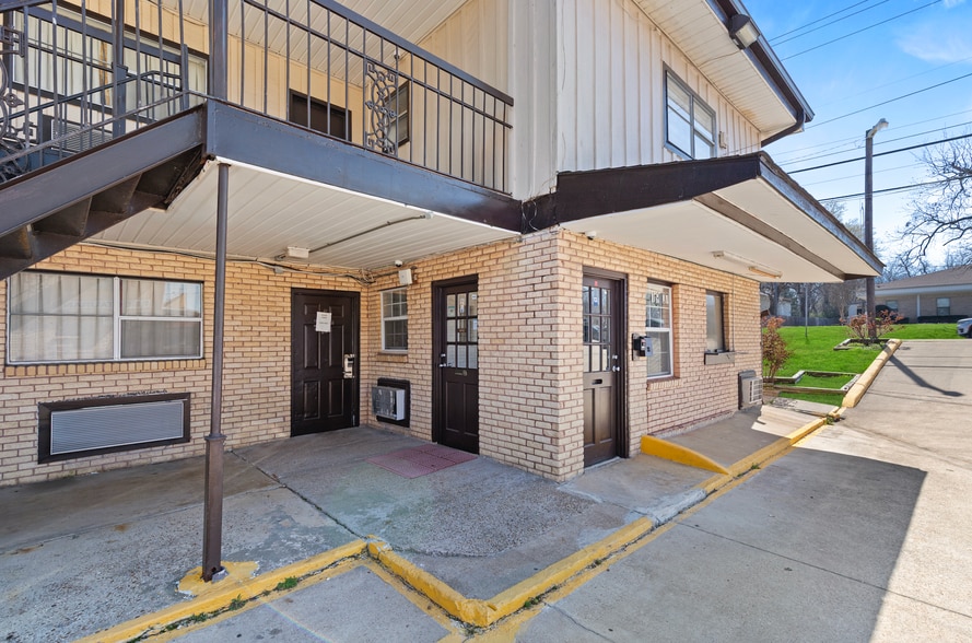 More Photos Of 1907 Lamar Ave, Paris Hotel For Sale