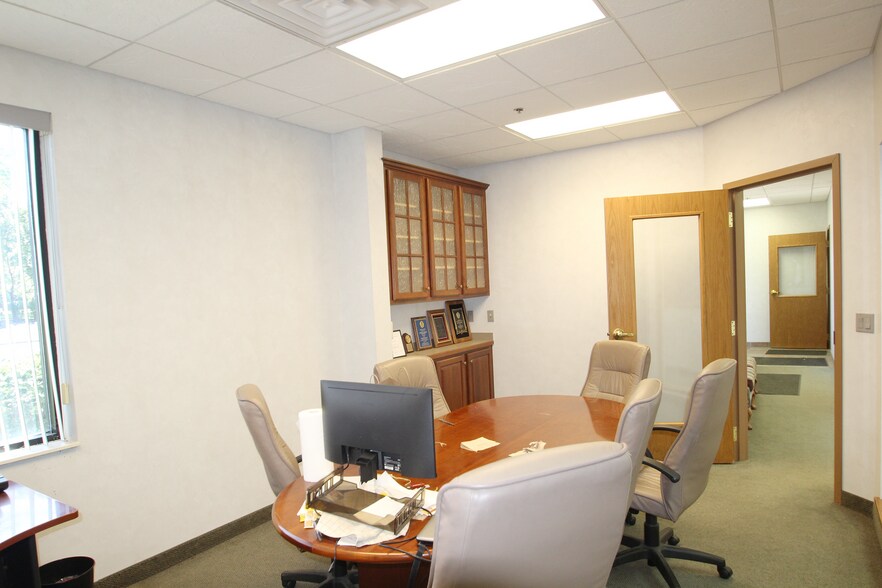 More Photos Of 2557-2571 Center Rd, Hinckley Warehouse For Lease