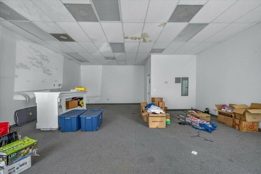 More Photos Of 8339 W Elm Ave, San Joaquin General Retail For Lease