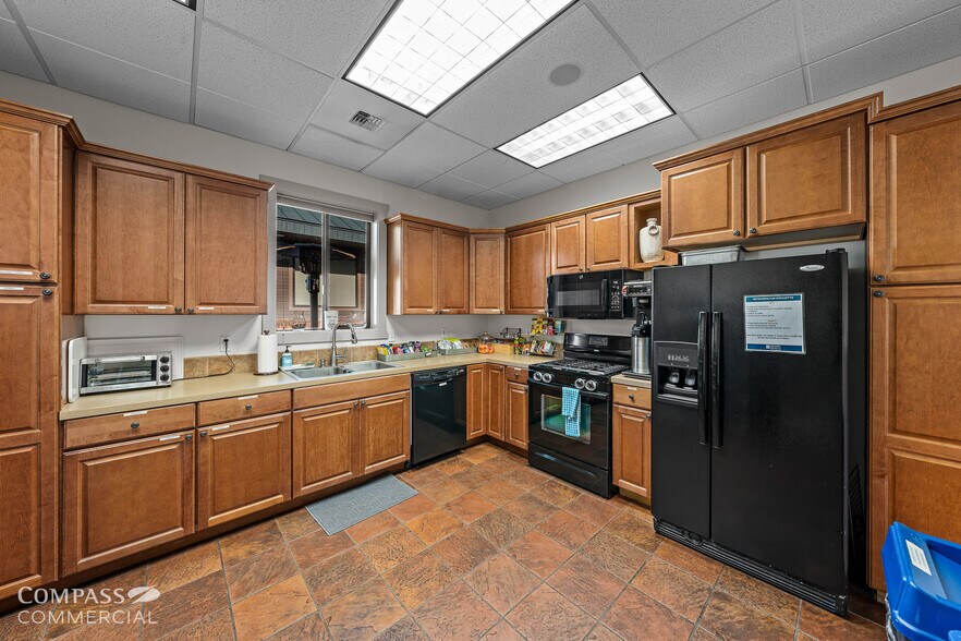 More Photos Of 2464 SW Glacier Pl, Redmond Office For Lease