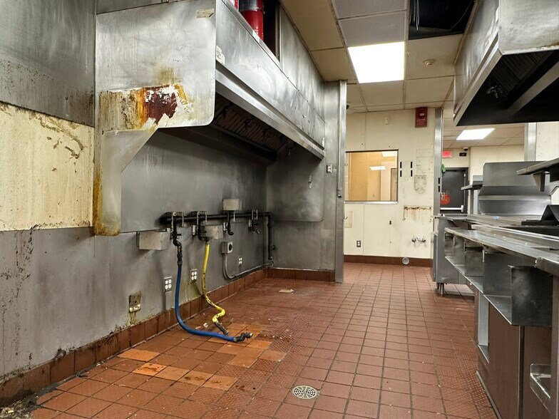 More Photos Of 18902 Northline Rd, Southgate Fast Food For Sale